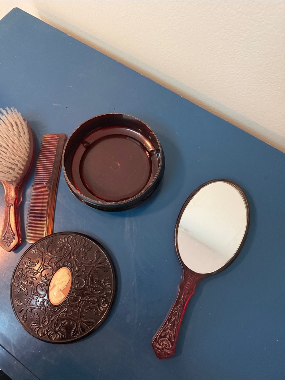 Avon Vintage Tortoiseshell Vanity Set with Cameo Accents - Picture 4 of 5